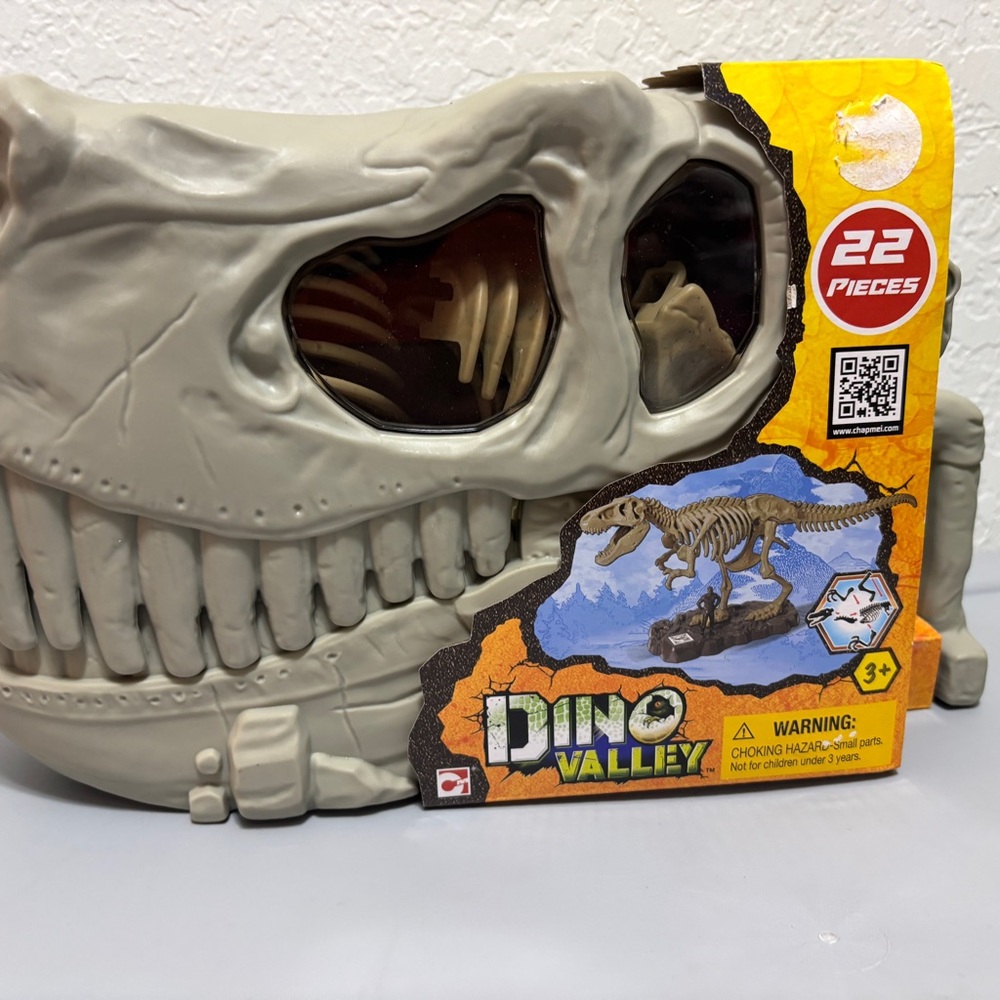 Dino Valley Fossil Bucket Head - Gray Dinosaur Skull Playset - Picture 2 of 4